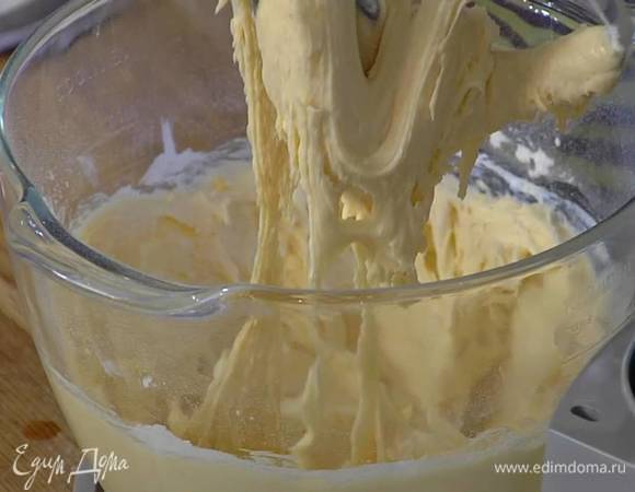 Цедру целого лимона натереть на мелкой терке в оставшуюся половину муки и, продолжая вымешивать, добавить в тесто.