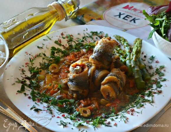 На следующий день охлажденные рулеты из хека, постояв в овощном соусе и впитав в себя все его вкусы и ароматы, показались нам еще вкуснее. Угощайтесь, это очень вкусно и полезно! Приятного вам аппетита!