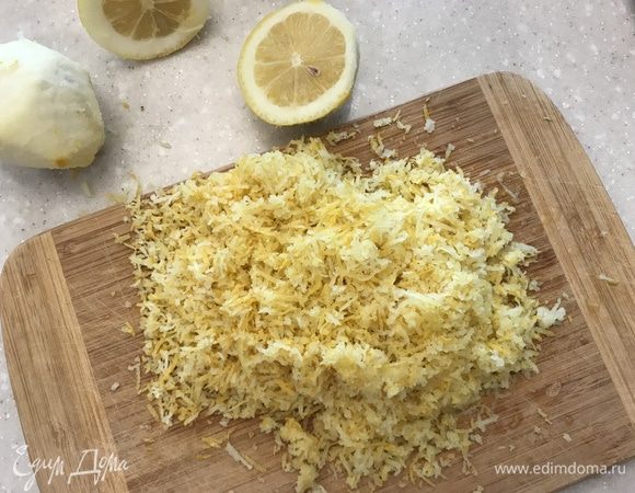 Цедру всех 6 лимонов натираем на мелкой терке. Выдавливаем сок только из трех лимонов. Ставим в сторонку.