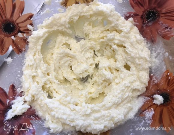 Сливочное масло растираем вместе с сахаром. Не переставая взбивать, добавляем по одному желтки в тесто.