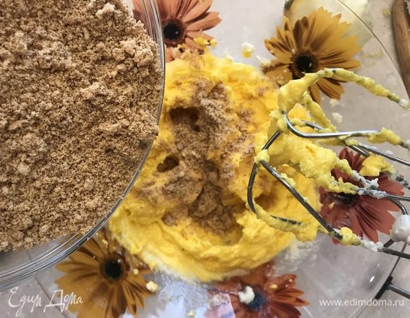 Во взбитое масло поочередно добавляем измельченный миндаль, цедру и сок лимонов.