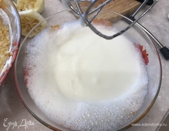 Берем 6 белков и взбиваем со щепоткой соли. Чтобы взбить до такого состояния, как на фото, нужно минут 5–7. У меня обычный миксер с 2 венчиками.
