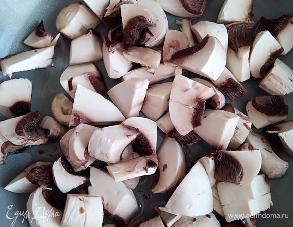 Шампиньоны почистить и нарезать кубиками.