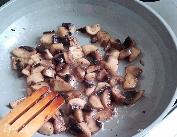 Обжарить на растительном масле до золотистого цвета и готовности около 12 минут. Убрать в тарелку, накрыть, чтобы они оставались теплыми.