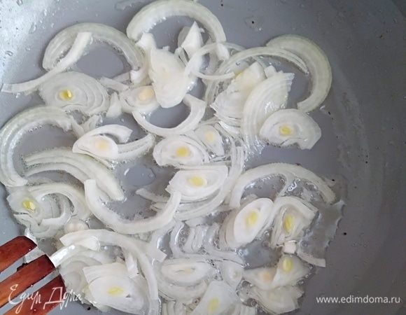 Добавить еще 1 ложку масла в эту же сковородку (если необходимо) и обжарить до мягкости нарезанный полукольцами лук, в конце добавить мелко нарезанный чеснок.