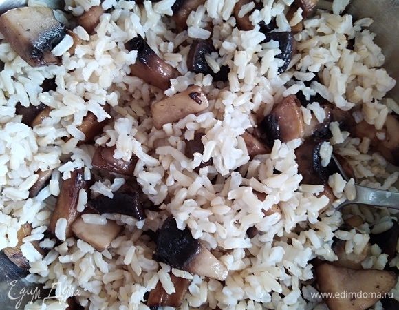 В миске смешать рис, грибы.