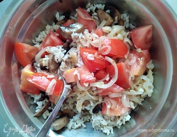 Добавить лук с помидорами. Перемешать. Заправить маслом и уксусом, посолить и поперчить по вкусу. Я добавила свежемолотый черный перец.