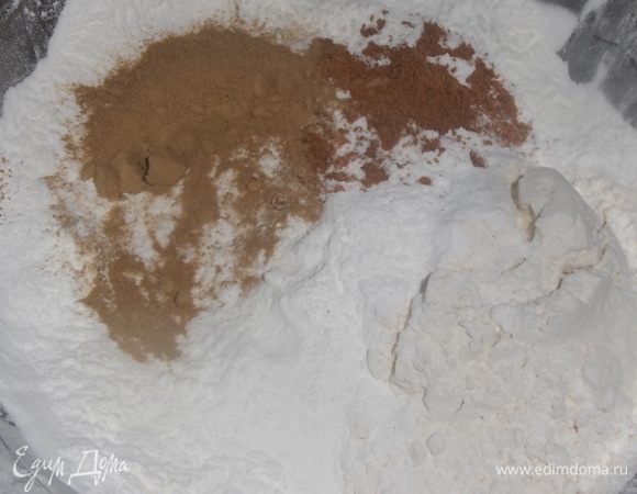 Перемешать муку, соду ,крахмал, имбирь и мускатный орех.