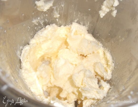 Масло растереть с сахаром добела.