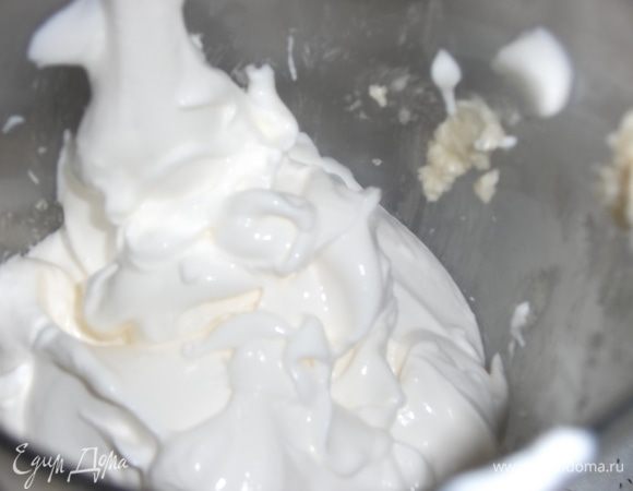 Добавить сметану. Перемешать.