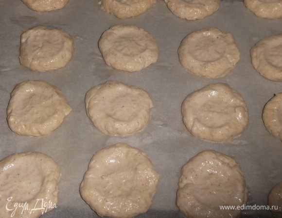 Сформировать печенье. Выложить на противень с пергаментом. Печенье выкладывать на расстоянии друг от друга. При выпечке оно увеличивается.