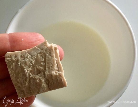 Я, как и всегда, предпочитаю работать с живыми дрожжами для приготовления пышной сдобы. Просто они намного лучше ведут себя, чем сухие. И со мной они больше «дружат», чем сухие. Итак, молоко подогреть до теплого состояния, раскрошить в него комочек дрожжей. Перемешать, растворяя дрожжи в молоке. Прикрыть полотенчиком и оставить в теплом месте на 10 мин.