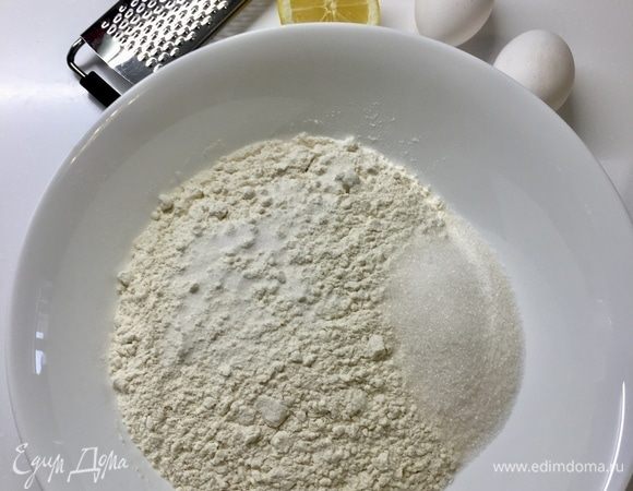Пока дрожжи «просыпаются», в большую чашу просеим муку со щепоткой соли. Отмерим 40 г сахара, добавим сахар к муке и сразу приготовим три яйца среднего размера.