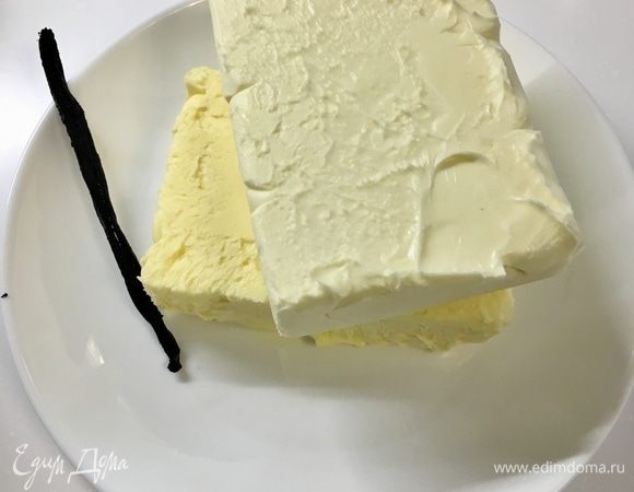 Сливочное масло заранее достать из холодильника и дать ему растаять при комнатной температуре. В этом рецепте хотелось настоящих ванильных тонких ноток, поэтому использовала не ванильный сахар или ванилин, а настоящий стручок ванили, что и вам советую. Стручок вскрыть острием ножа и достать из него семена.