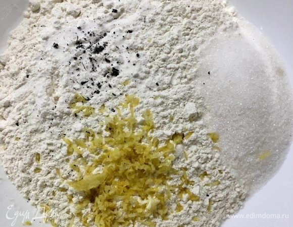 В муку натереть цедру одного целого лимона и добавить семена ванили.
