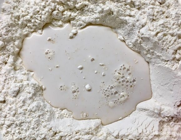 Через 10 мин. в приготовленные сухие ингредиенты влить «дрожжевое» молоко и перемешать. Начинаем замешивать тесто.