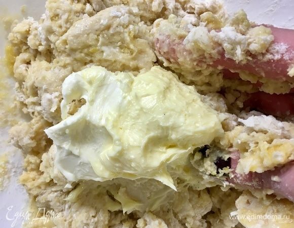 После того, как вмешали яйца, постепенно начинаем вводить размягченное сливочное масло. Небольшими кусочками. Каждый кусочек тоже очень тщательно и с любовью вмешиваем. Конечно, лучше использовать для вымешивание теста для бриоши комбайн с насадкой для теста, но у меня, к сожалению, такового нет, поэтому я вымешивала руками. Придется мне потрудиться! Потому как тесто для бриоши должно быть очень тщательно вымешано. Повторюсь, каждый кусочек масла до полного его растворения в тесте и слияния с остальными ингредиентами необходимо вмешать! Замешиваем липкое тесто, но оно и должно быть таким.