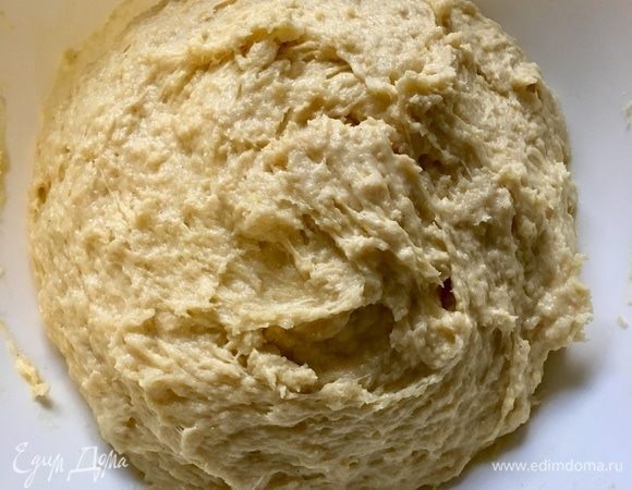 Да, тесто липкое, маслянистое, жирненькое (масла ведь мы положили немало), но оно и должно быть таким. Муки я не добавляла, просто добивалась его полной однородности. Придать тесту округлую форму, прикрыть полотенцем, смоченным в горячей воде и оставить подходить в теплом месте часа на 2–3.