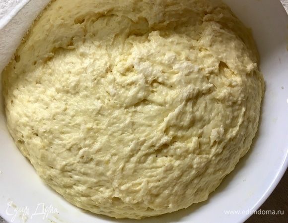 Ровно через два часа заглянем к нашему тесту. Оно выросло в два раза! Округлилось, стало пышнее, а пахнет, пахнет сливочностью и ванилью. Само очарование, а не тесто!