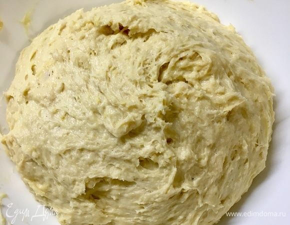 Слегка обмять тесто, затянуть пищевой пленкой чашу и отправить на два часа в холодильник.