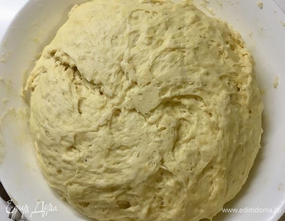 Но даже в холодильнике тесто подросло. На фото тесто ровно через 2 часа. Даже видно, если приглядеться, что оно у меня прямо подпирало пленку.