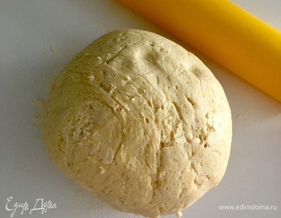 Достаем после ночной расстройки тесто из холодильника. Припылить рабочую поверхность мукой и выложить комочек теста. Оно пористое, мягонькое и нежное на ощупь!