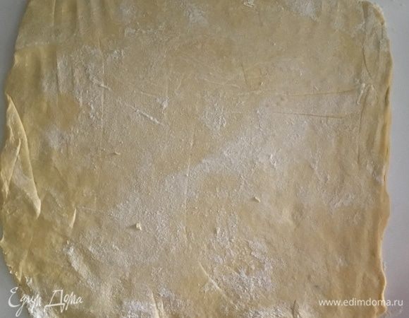 Раскатать тесто в пласт толщиной 0,7–0,5 см.