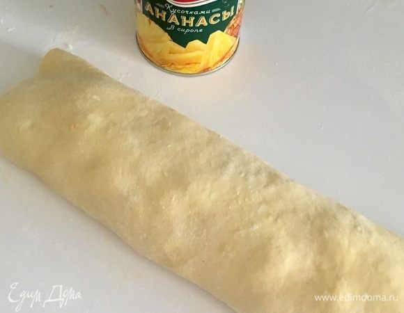 Далее аккуратно свернуть пласт теста в рулет.