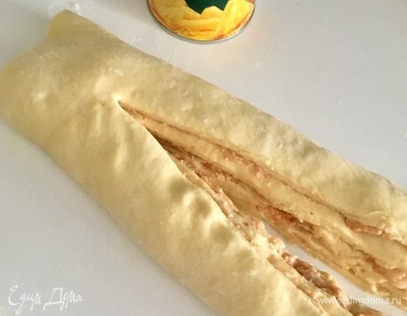 И разрезать рулет вдоль на две половинки, оставив неразрезанным зазор с одного края.