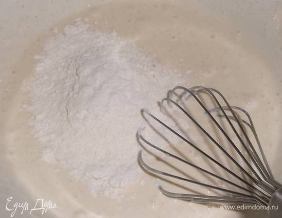 Добавить половину муки. Перемешать.
