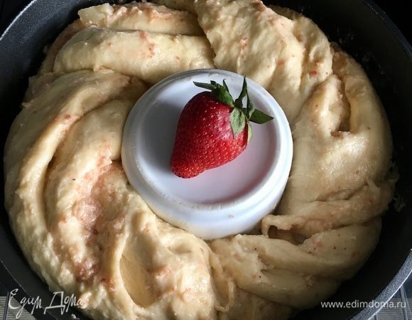 Через полчаса тесто у меня подросло. Я соорудила такую конструкцию, чтобы при выпечке моя сердцевидка осталась полой. В центр кольца поместила порционную формочку. Смазать тесто яйцом, духовку разогреть до 200°C и поставить бриошь выпекаться. По рецепту сидеть ей в духовке следует 30 мин., моя же пышка выпекалась в два раза дольше. Она очень сильно выросла в духовке, загорела, но было видно, что внутри тесто тяжелое и еще сыроватое. Поэтому по выпечке могу только сказать — смотрите за своей духовкой!