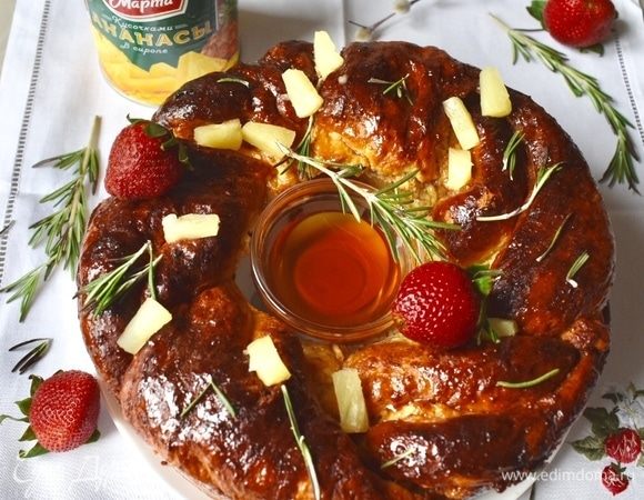 Готовую бриошь остудить на решетке. Для красоты немного смазать поверхность жидким медом. Я и подавала бриошь также с розеточкой меда, свежей клубникой и с жирным йогуртом. И это было самое прекрасное время дня, снятие пробы с этой свежеиспеченной сдобной булки. Макать кусочек бриоши в йогурт, струйка меда и ягодка клубники. Я пекла бриошь впервые, скажу открыто, но это, как говорится, любовь с первого кусочка! Рецепт непростой, требует времени и терпения, но оно того стоит.