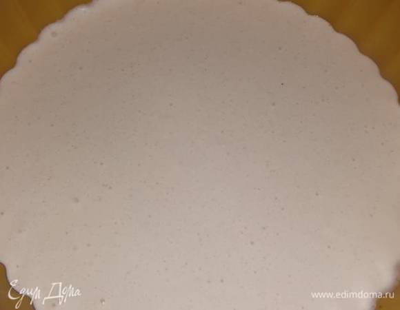 Половину теста вылить в форму.