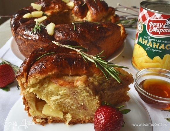 А знаете, что самое сложное в рецепте? Это дождаться, пока булочка остынет полностью. Такой сливочно-ванильно-клубничный аромат плывет по всей квартире! А вот этот кусочек! Побольше кусочек для всех моих любимых кулинарочек, кому нравятся мои труды и рецепты. Чашка кофе или кружка чая, стакан молока и эта свежеиспеченная сдоба — нежная, пышная бриошь с волокнистым и ароматным мякишем — неземное удовольствие!