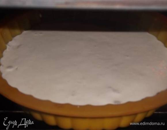 Поставить пирог в разогретую духовку.