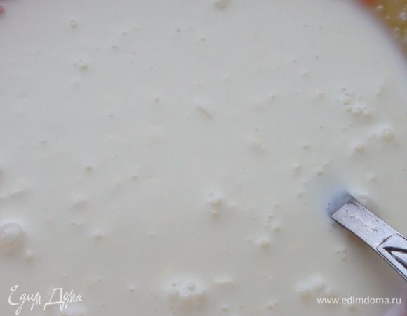 Для приготовления кекса соединить муку и разрыхлитель. Отдельно соединить творожный сыр и молоко, хорошо размешать, при необходимости слегка прогреть в микроволновке.