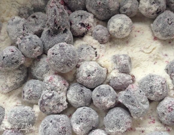 Голубику обвалять в муке и добавить в тесто, перемешать лопаткой.