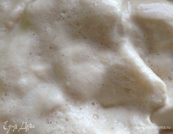 Дрожжи и 1 ч. л. сахара развести в теплом молоке, поставить в теплое место для поднятия пенной шапочки.