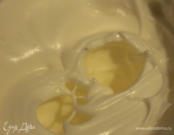Растопить сливочное масло. Взбить яйцо и желтки в пышную пену.