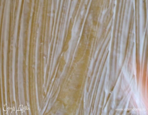 Раскатать тесто в тонкий пласт, немного смазать мягким сливочным маслом, выложить маковую начинку, свернуть плотно в рулет.