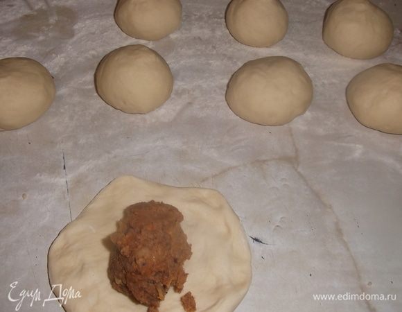 Когда тесто поднимется, скатать шарики и дать им немного полежать для подъема. Сделать лепешки и начинить их начинкой.