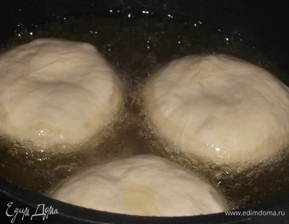 Сформировать пирожки и жарить их в большом кол-ве растительного масла или жира на сковороде, в казане или во флитюре.