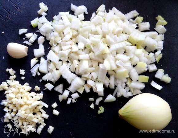 Лук, чеснок измельчить.