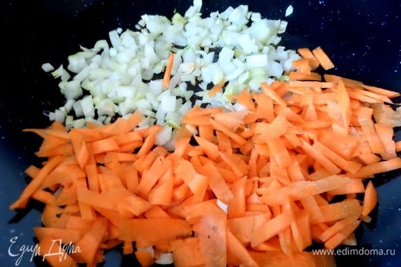 Морковь и лук высыпать в сковороду-вок.