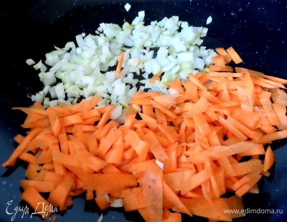 Морковь и лук высыпать в сковороду-вок.