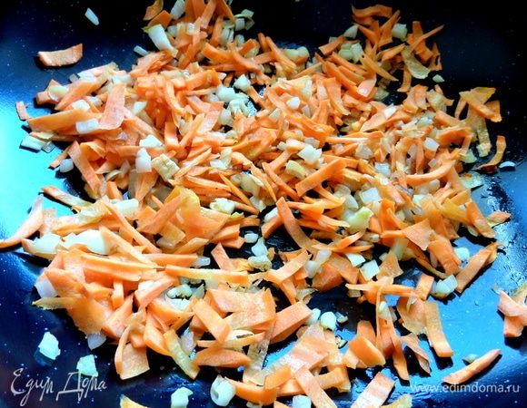 Начинаем обжаривать в масле.