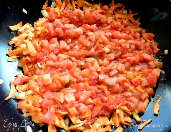 В это время ошпарить помидоры, снять кожицу, нарезать кубиком и отправить в обжаренные овощи.