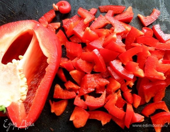 Перец толстокожий, нарезала потоньше.