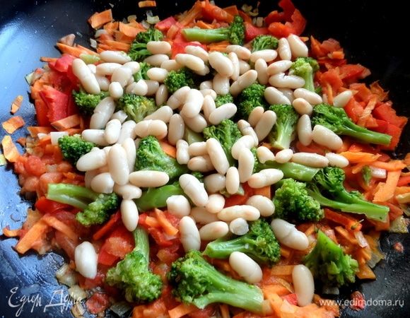 Высыпать фасоль в полуготовые овощи.