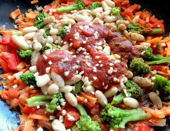 Далее томатный соус (3 ст. л.), чеснок, приправы, воду. Овощи тоже дадут сок. Добавлять ли жидкость из банки с фасолью — дело вкуса. Можно заменить водой с разведенной ч. л. крахмала.